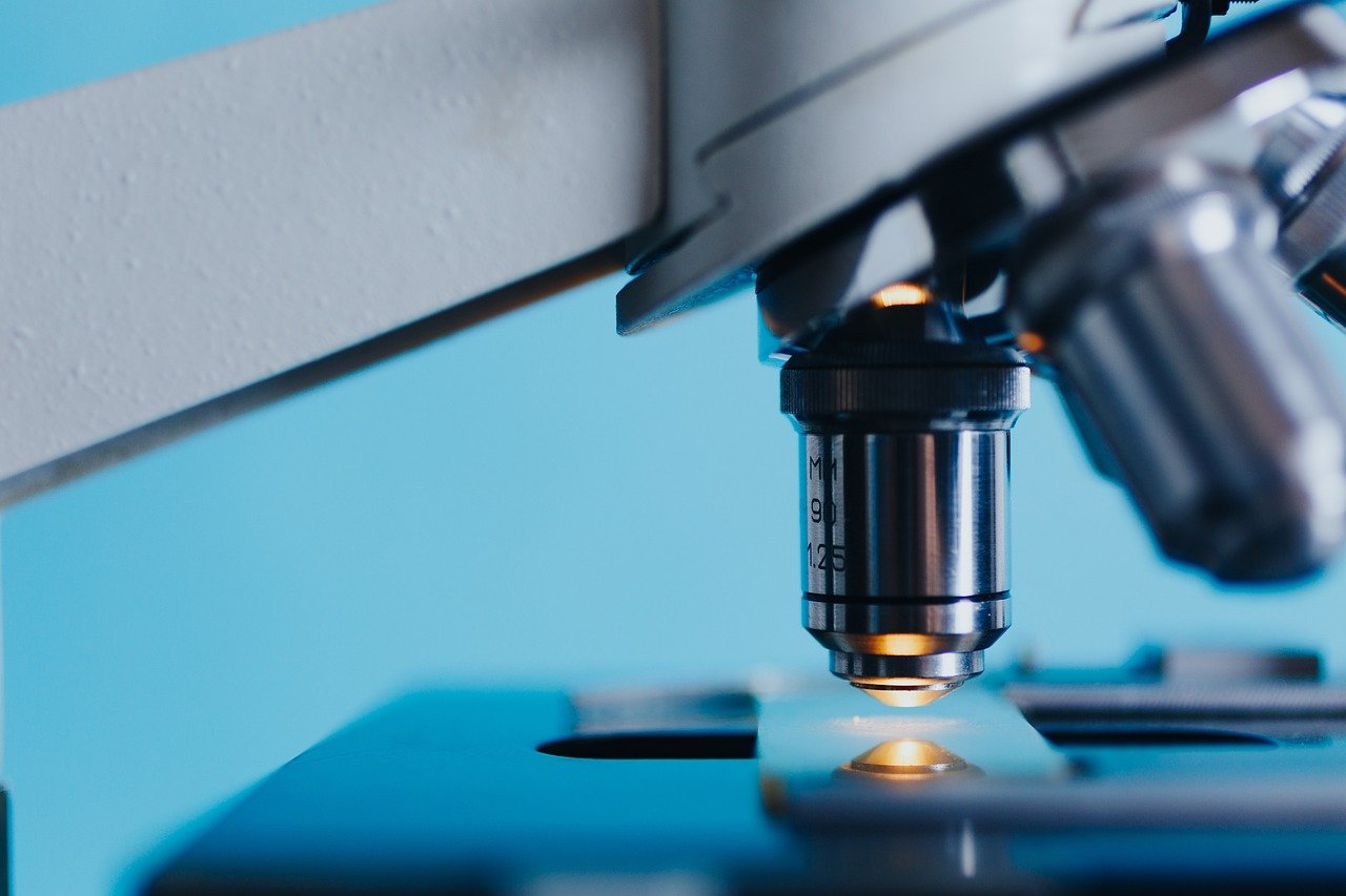High-precision microscope used in laboratory diagnostics at Al Farooq Polyclinic in Oman. Offering accurate medical testing, pathology, and diagnostic services to ensure effective patient care.